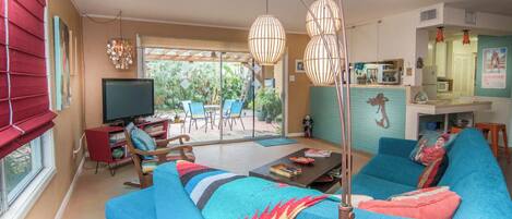 Smart-TV, DVD-spiller, bøker og filmbibliotek