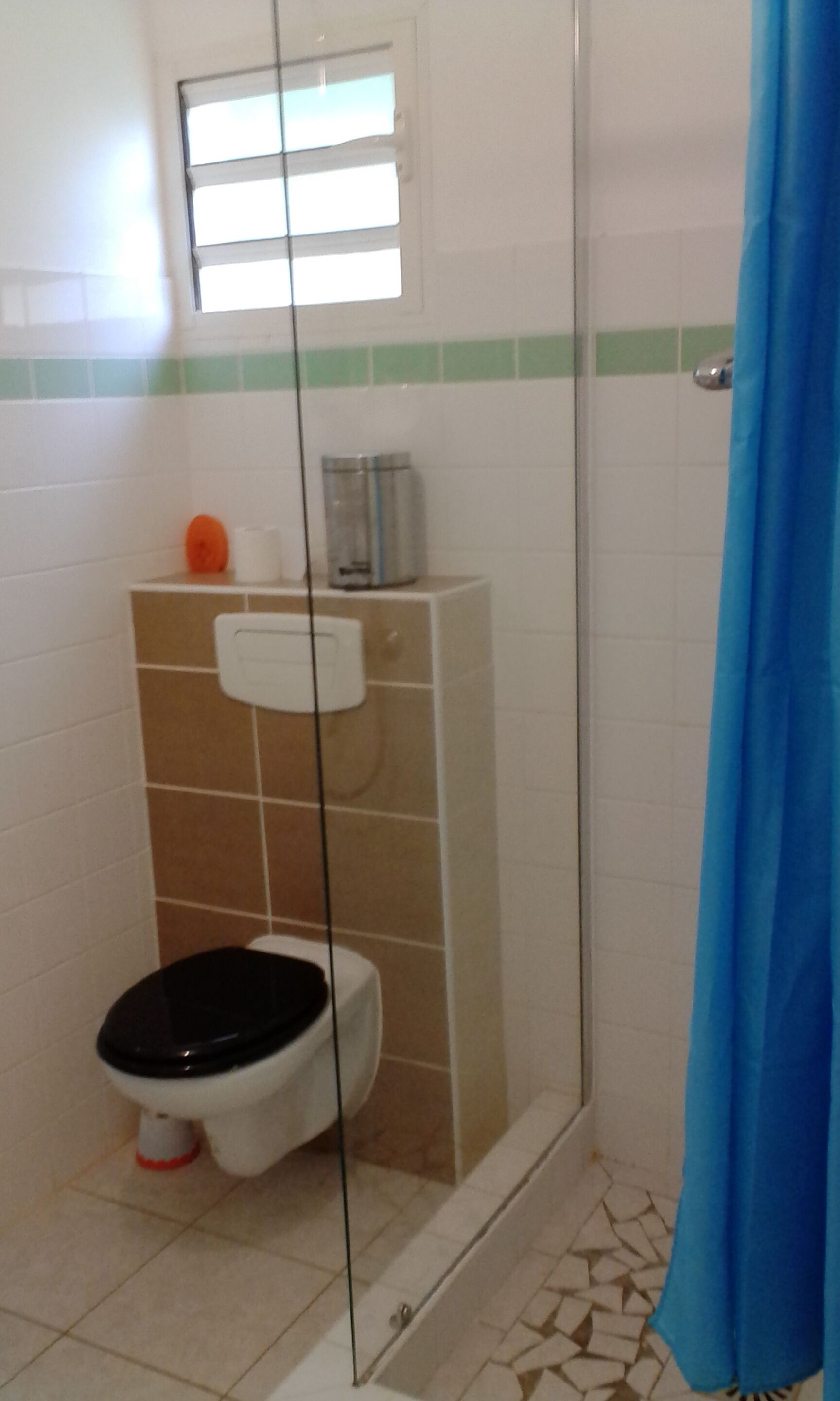 Serviettes fournies, savon, papier toilette