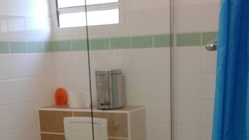 Serviettes fournies, savon, papier toilette