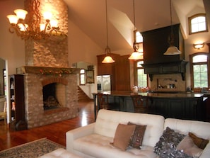 Smart TV, chimenea, libros y biblioteca musical 