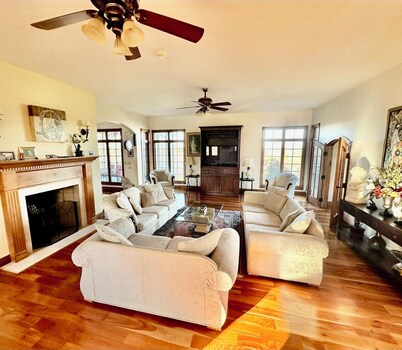 Quincy Luxury Huge Magnificent Mansion Mississippi River!  SPECIAL!
