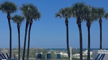 Una piscina al aire libre, una piscina climatizada