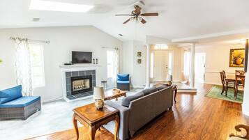 Smart TV, chimenea y libros