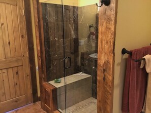 Baignoire, sèche-cheveux, serviettes fournies, savon