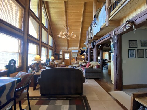 Mountainside Luxurious/Rustic Log Home~Majestic Views~Prime Location