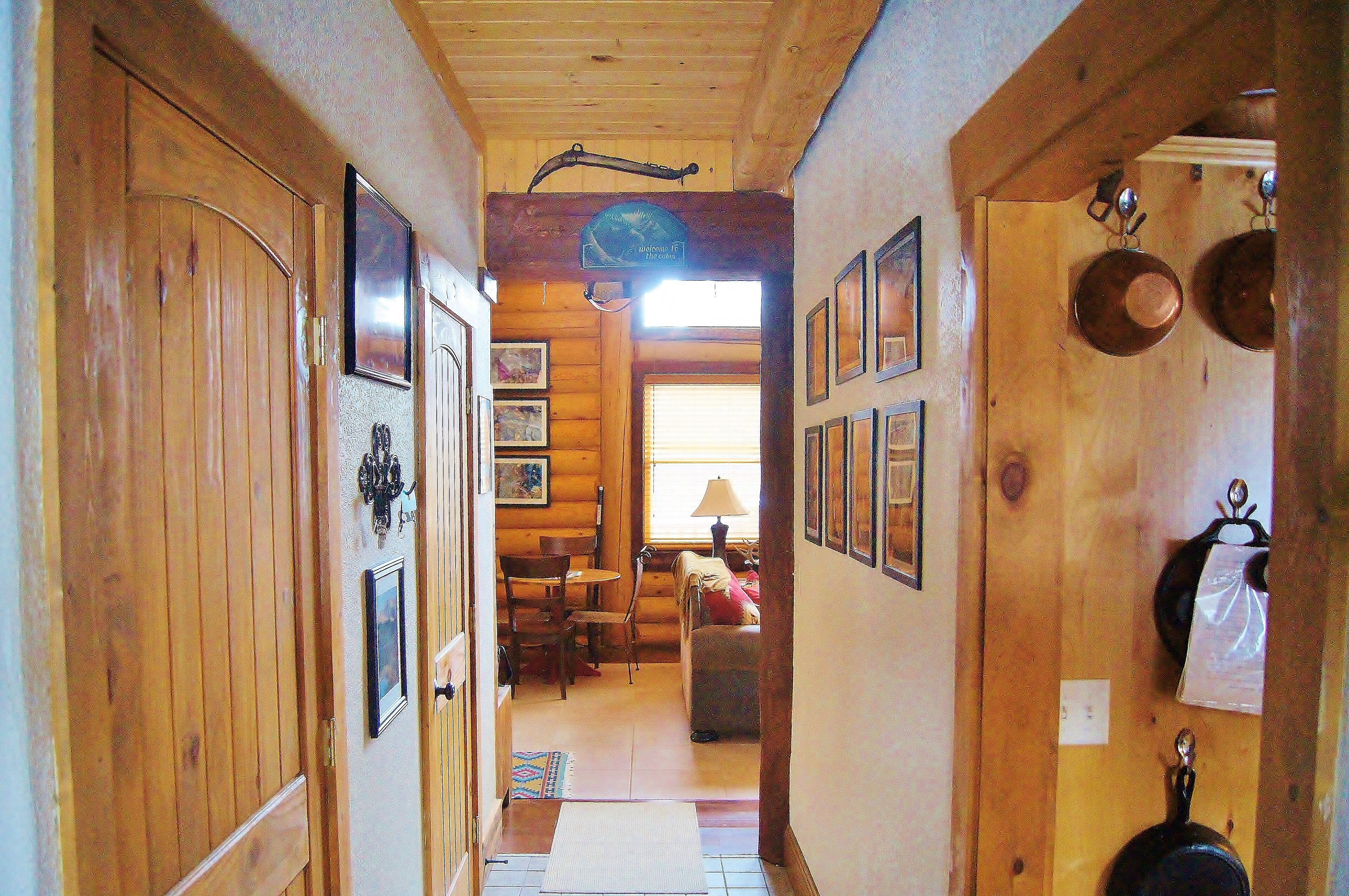 Un intérieur en bois comprenant un coin repas, un canapé et une lampe.