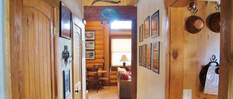 Un intérieur en bois comprenant un coin repas, un canapé et une lampe.