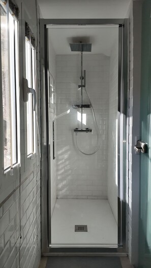 Sèche-cheveux, bidet, serviettes fournies, savon