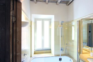 Sèche-cheveux, bidet, serviettes fournies, savon