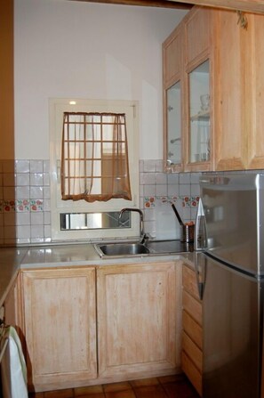 Kylskåp, mikrovågsugn, ugn och spishäll