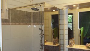 Secador de cabelo, toalhas de banho