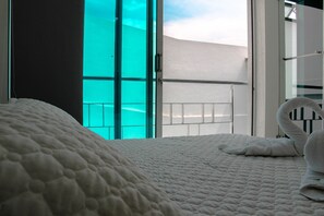 5 bedrooms, iron/ironing board, WiFi, bed sheets