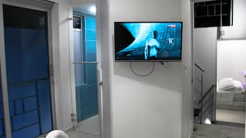 5 bedrooms, iron/ironing board, WiFi, bed sheets