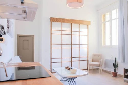 2 rooms cozy and air conditioned - view of the Old Port and Notre Dame de la Garde