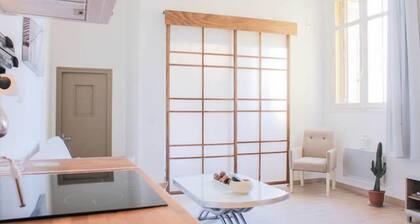 2 rooms cozy and air conditioned - view of the Old Port and Notre Dame de la Garde