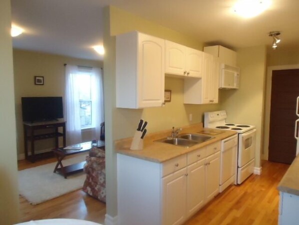 Fridge, microwave, oven, stovetop - Great center of historic districts on Water Street (Charlottetown)