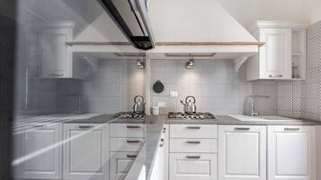 Kühlschrank, Mikrowelle, Ofen, Herdplatte