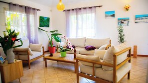 TV, DVD player - Villa located 2 minutes from the beach, close to shops, most beautiful corner of Mauritius (Trou-aux-Biches)