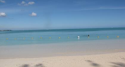 Villa befindet sich 2 Minuten vom Strand entfernt, in der Nähe von Geschäften, schönsten Ecke von Mauritius
