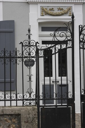 Exterior detail - Honfleur. 4 PEOPLE. LUMINOUS. PERFECT LOCATION. PRIVATE PARKING. FREE WIFI (Honfleur)
