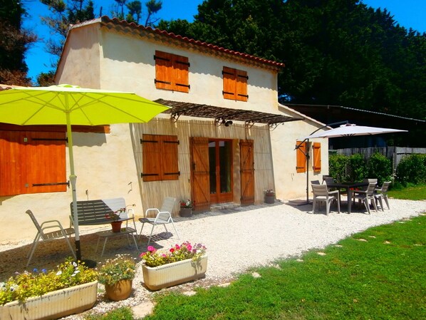 A two-story house with a patio area, outdoor furniture, and a garden. - Seasonal rental in the countryside, 5 min from all shops 10 min from Isle sur la Sorgue (Le Thor)
