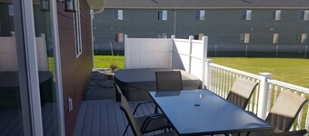 TROIS CHAMBRES, 2. 5 BAIN, HOT TUB, GARAGE, W / D, WiFi, AC CENTRAL.