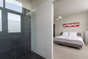 1 bedroom, soundproofing, iron/ironing board, Internet