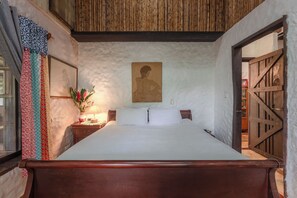 3 bedrooms, desk, iron/ironing board, free WiFi - Breakfast With Toucans And Monkeys (San Miguel)
