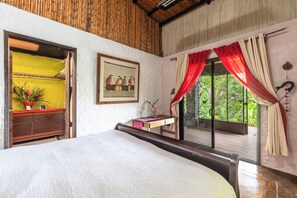 3 bedrooms, desk, iron/ironing board, free WiFi - Breakfast With Toucans And Monkeys (San Miguel)