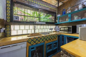 Fridge, microwave, oven, stovetop - Breakfast With Toucans And Monkeys (San Miguel)