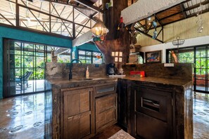 Fridge, microwave, oven, stovetop - Breakfast With Toucans And Monkeys (San Miguel)