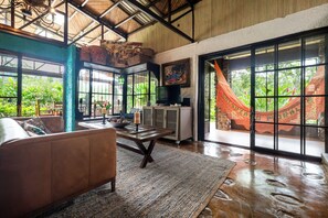 Smart TV, DVD player, books - Breakfast With Toucans And Monkeys (San Miguel)