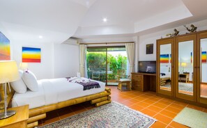 4 bedrooms, in-room safe, desk, iron/ironing board