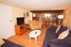 Una Smart TV, un reproductor de DVD, libros, una videoteca