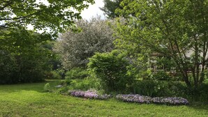Un jardin luxuriant, où l’on trouve une grande variété d’arbres et de plantes à fleurs.