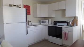 雪櫃、微波爐、焗爐、爐具