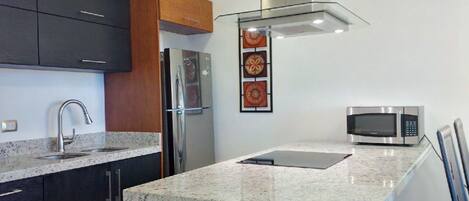 Kylskåp, mikrovågsugn, ugn och spishäll