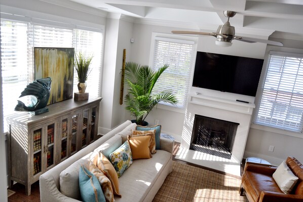 TV connectée, cheminée, livres