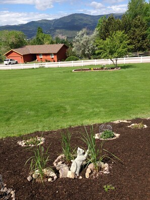 Property grounds - Relax Above The City In Spacious Accommodations With Gorgeous Views-Pets Welcome (Missoula)