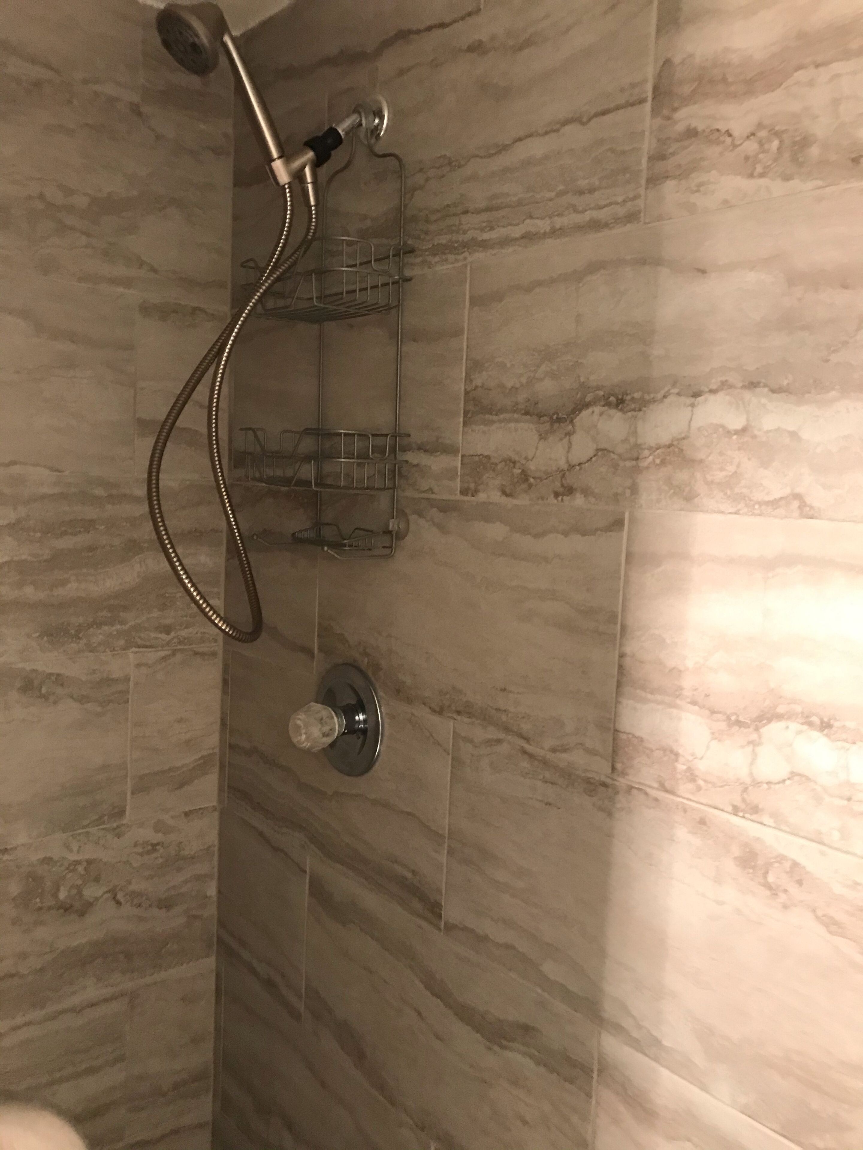 Een douche, een haardroger, handdoeken, zeep