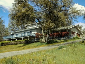 Exterior - Charming Renowated Downstairs Unit-close To Everything! (Oakhurst)