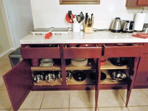 Kjøleskap, mikrobølgeovn, kokeplater og oppvaskmaskin