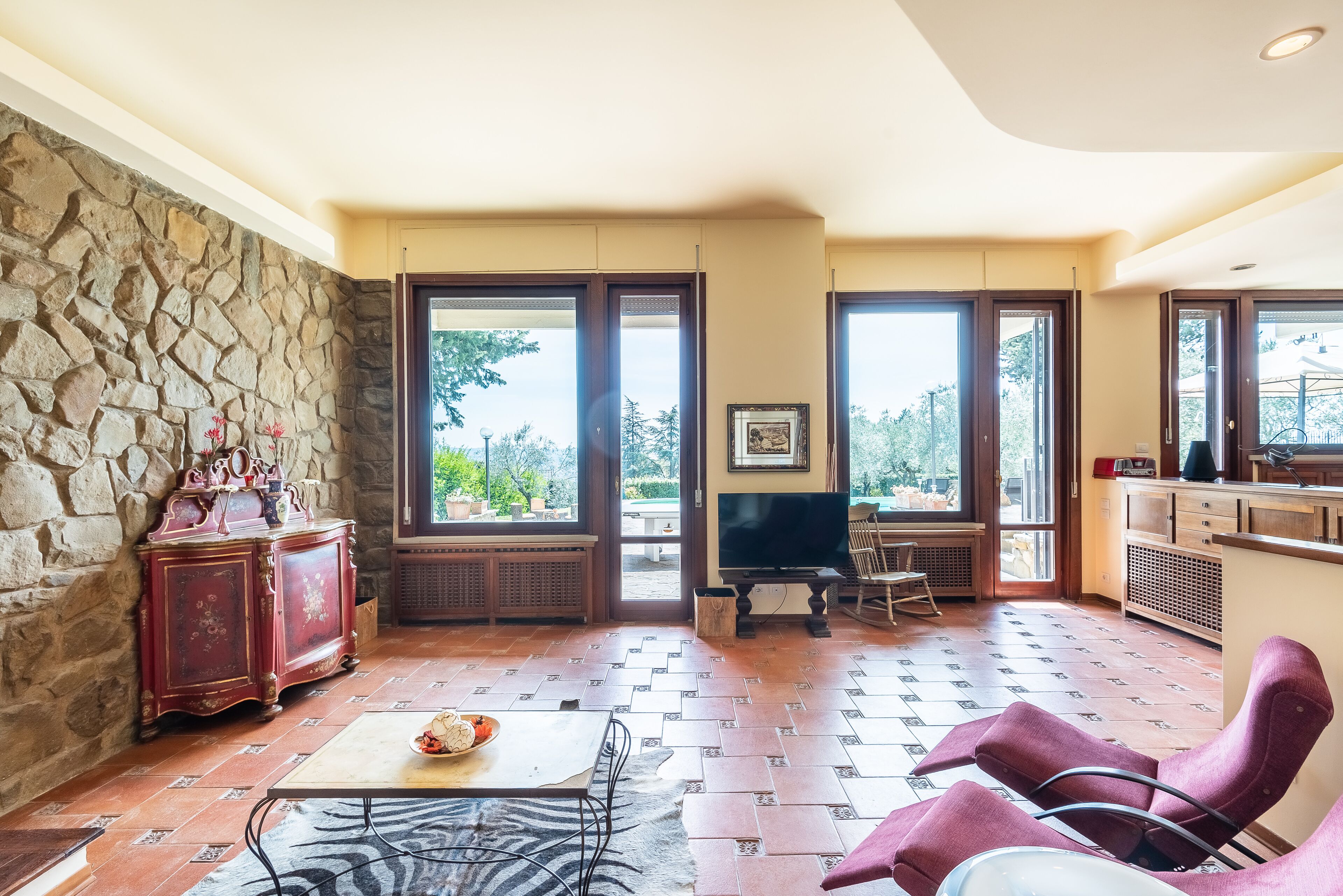 Smart TV, caminetto, tavolo da ping pong