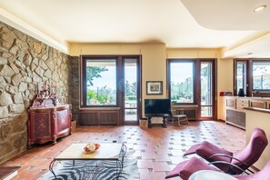 Smart TV, fireplace, ping pong