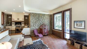 Smart TV, fireplace, table tennis