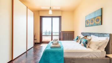 4 bedrooms, iron/ironing board, free WiFi, bed sheets