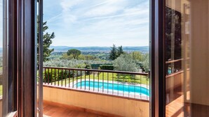 A balcony with a pool and a view of a green landscape. - Modern Panoramic Villa with swimming pool in Florence - Tuscany (Firenze)