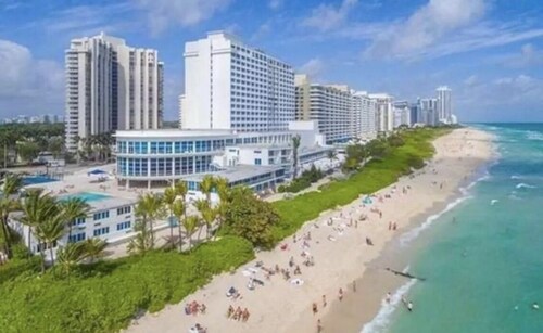 Beach front,Two-story Apart, Pool,Sleep 6 Adults,Kids&Pet Friendly,Miami Beach