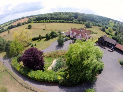 Paddock Barn ~ Short & Long term stay, pets welcome ~ Free EV charging.