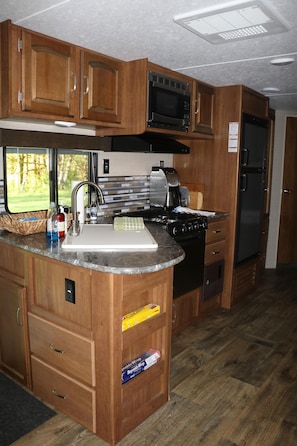 Fridge, microwave, oven, stovetop - Luxury Cascade River Camping - Gateway to North Cascades National Park (Marblemount)